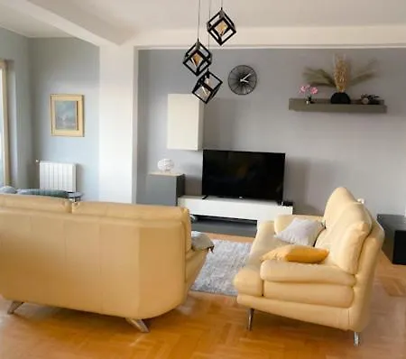 Cozy 3 Bedroom Duplex In The City Centre 斯科普里